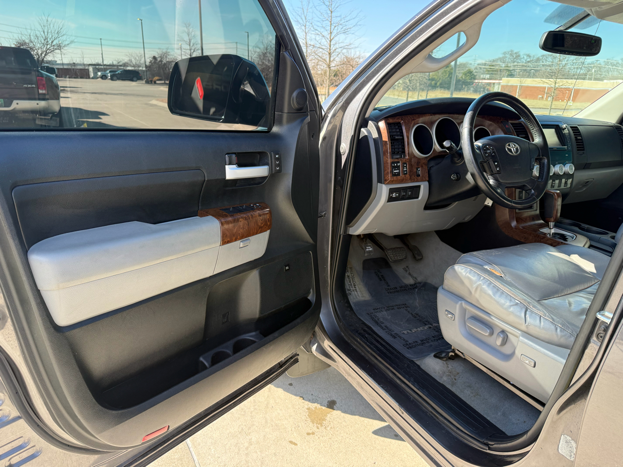 Toyota Tundra 4WD Truck CrewMax 5.7L FFV V8 6-Spd AT LTD (Natl) 2011