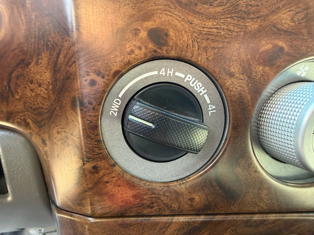 Toyota Tundra 4WD Truck CrewMax 5.7L FFV V8 6-Spd AT LTD (Natl) 2011