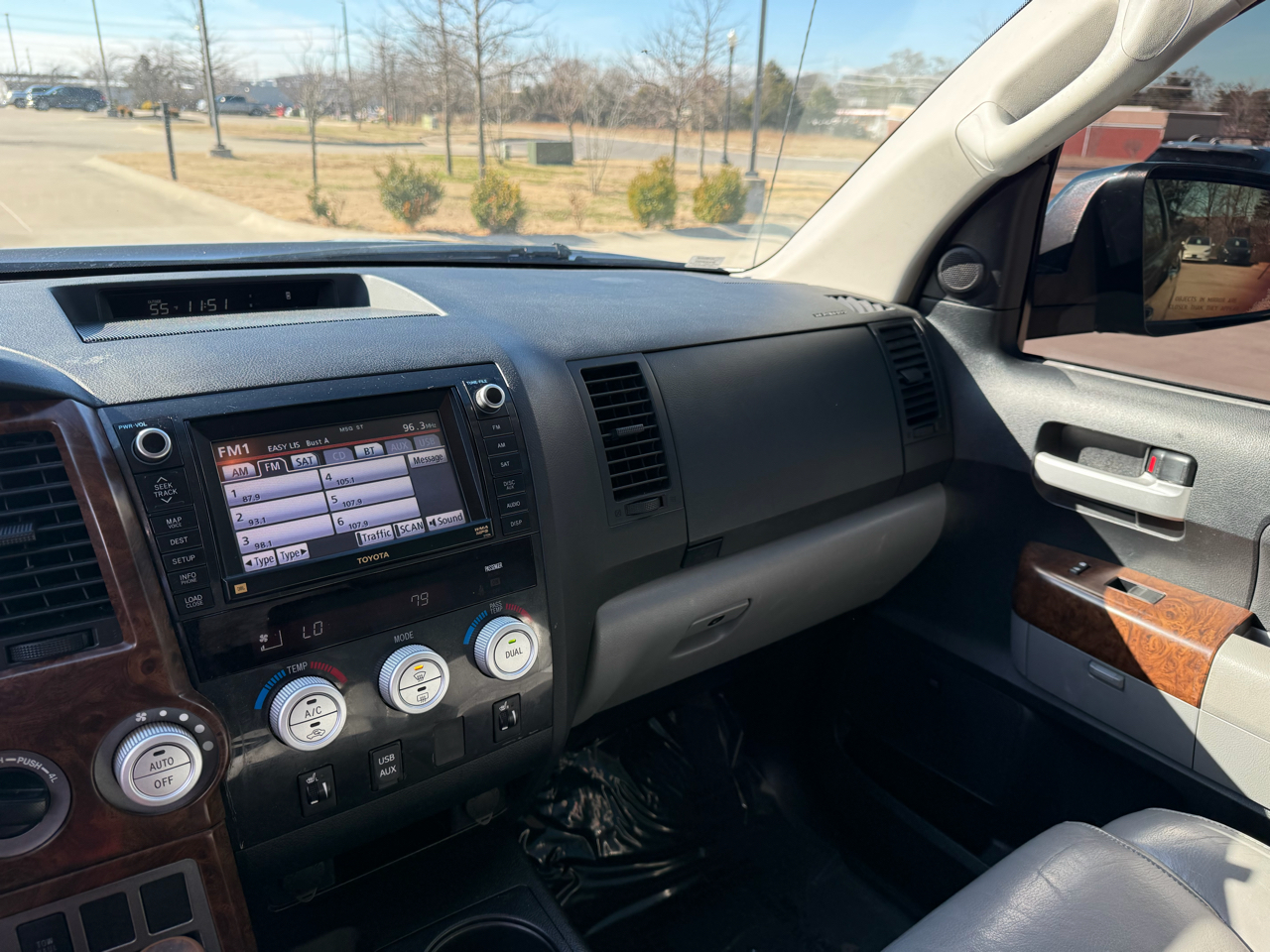 Toyota Tundra 4WD Truck CrewMax 5.7L FFV V8 6-Spd AT LTD (Natl) 2011