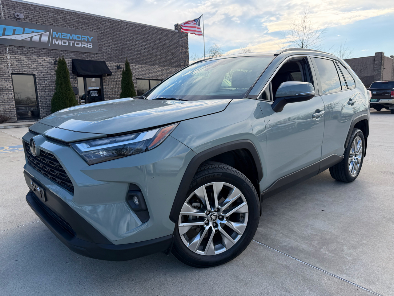 Toyota RAV4 XLE Premium FWD (Natl) 2022