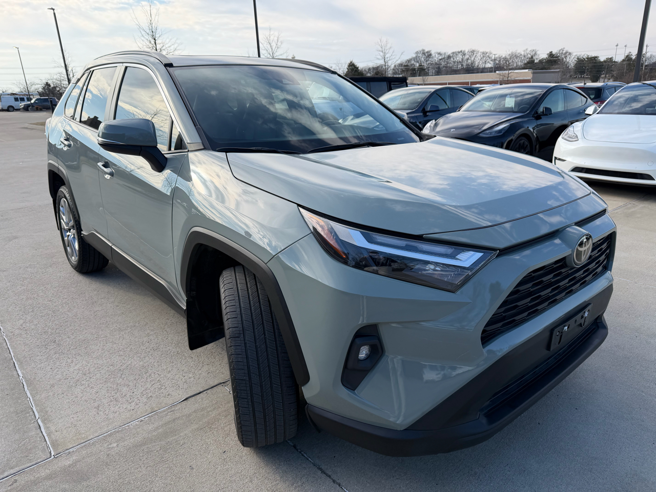 Toyota RAV4 XLE Premium FWD (Natl) 2022