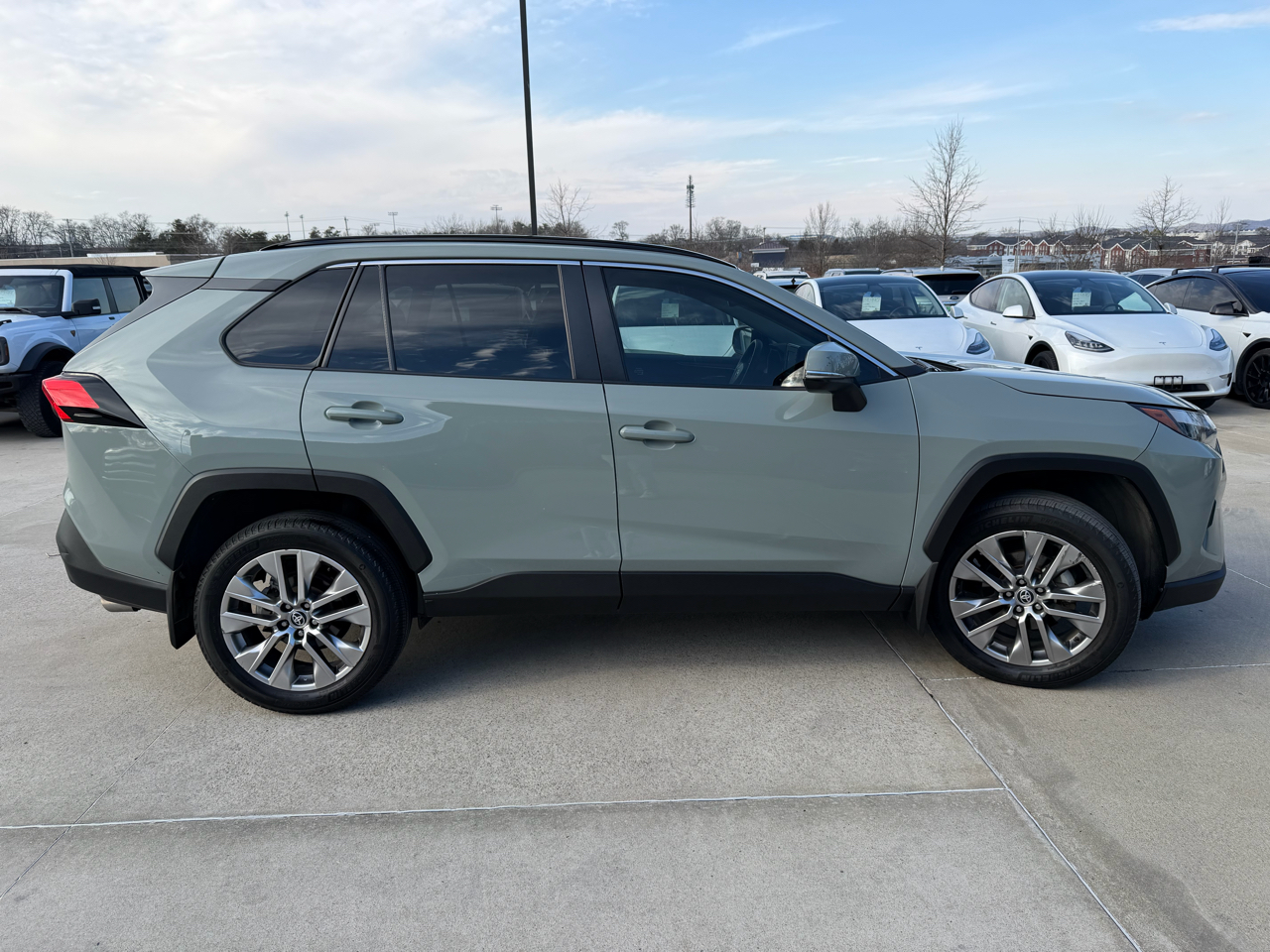 Toyota RAV4 XLE Premium FWD (Natl) 2022