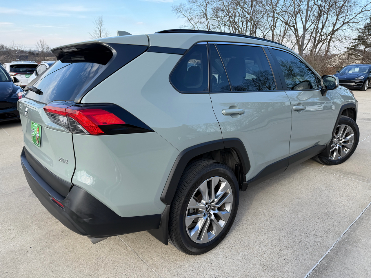 Toyota RAV4 XLE Premium FWD (Natl) 2022