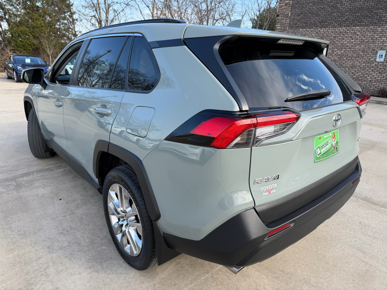 Toyota RAV4 XLE Premium FWD (Natl) 2022