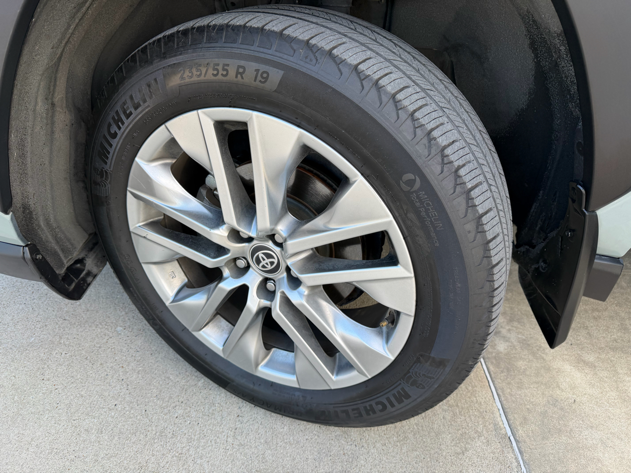 Toyota RAV4 XLE Premium FWD (Natl) 2022