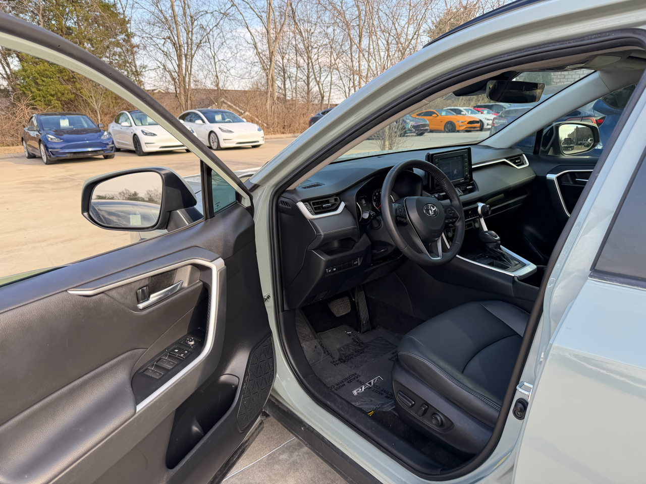 Toyota RAV4 XLE Premium FWD (Natl) 2022