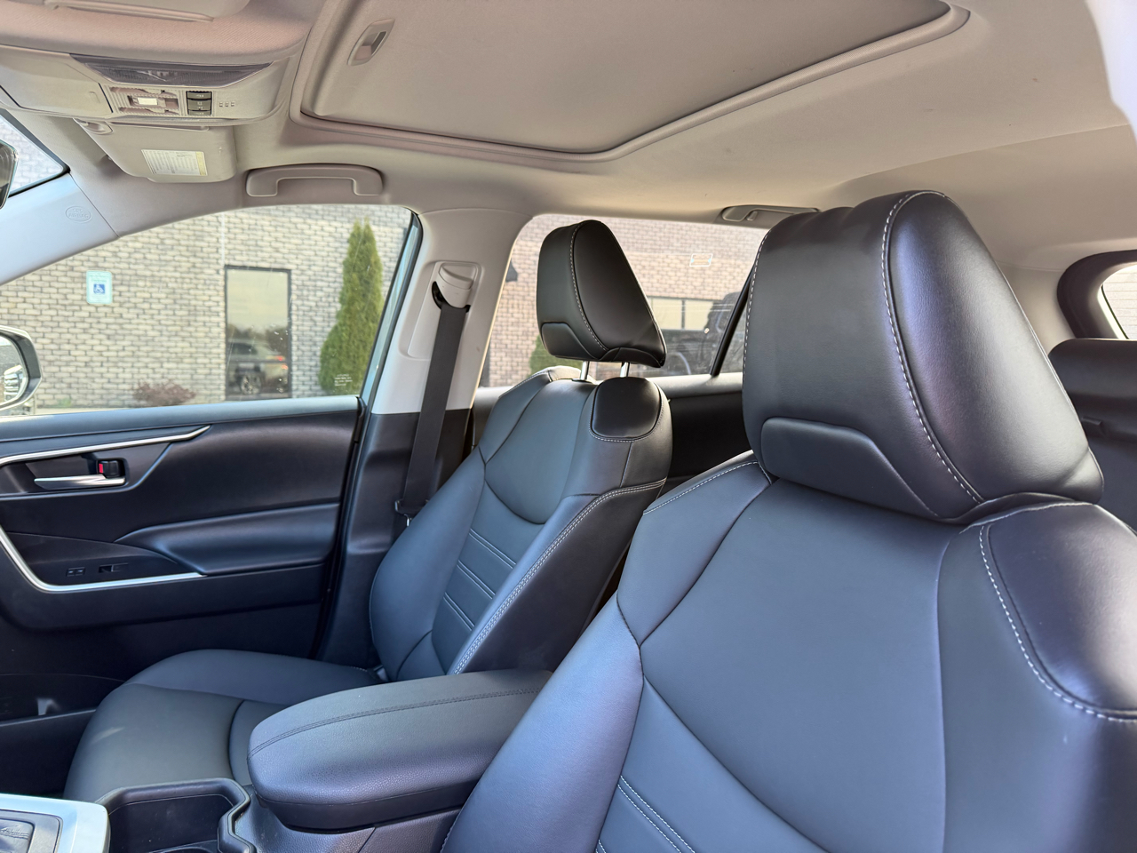 Toyota RAV4 XLE Premium FWD (Natl) 2022