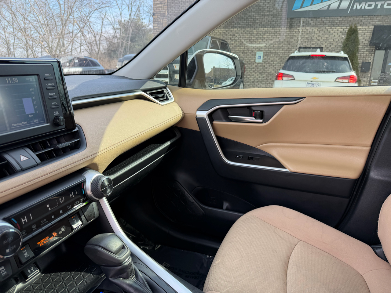 Toyota RAV4 XLE FWD (Natl) 2019