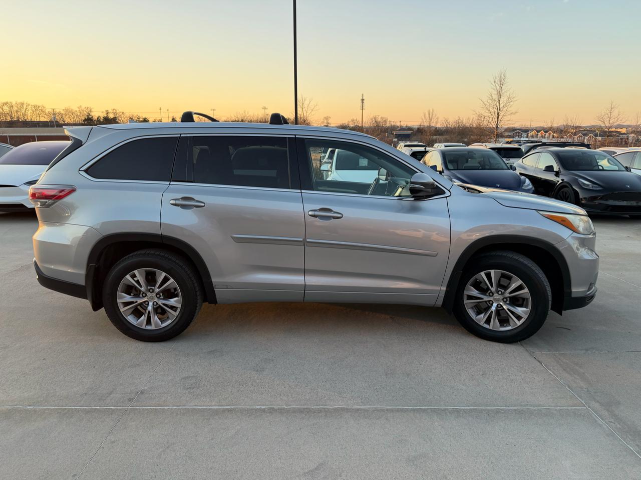 Toyota Highlander FWD 4dr V6 XLE (Natl) 2015