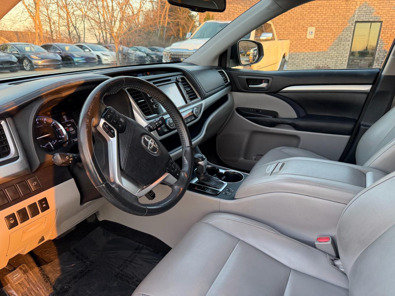 Toyota Highlander FWD 4dr V6 XLE (Natl) 2015