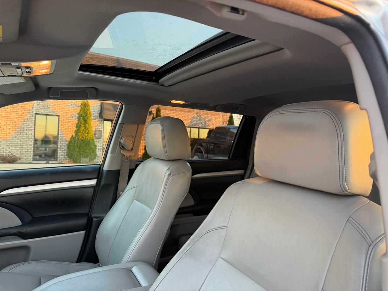 Toyota Highlander FWD 4dr V6 XLE (Natl) 2015