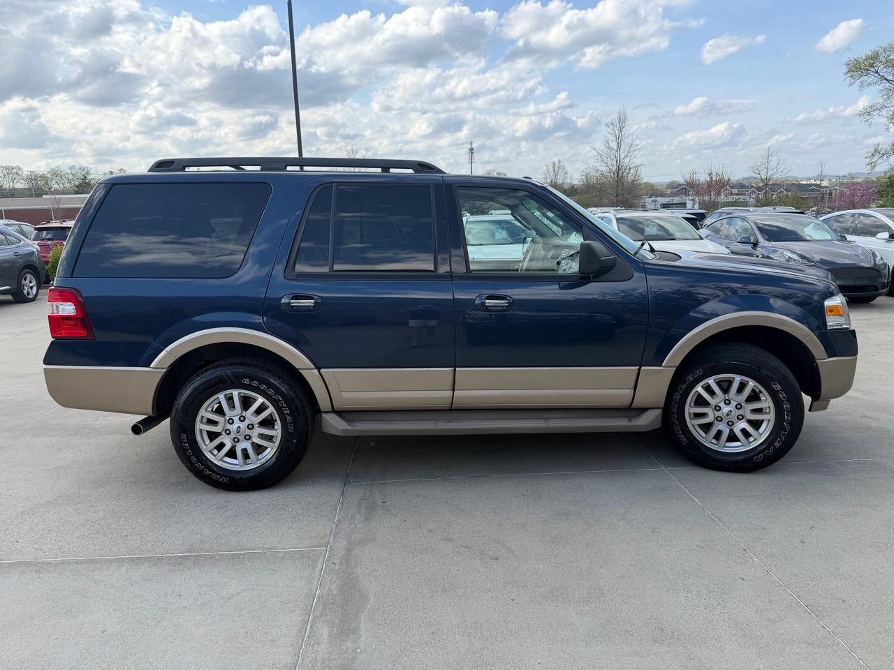 Ford Expedition 4WD 4dr XLT 2013