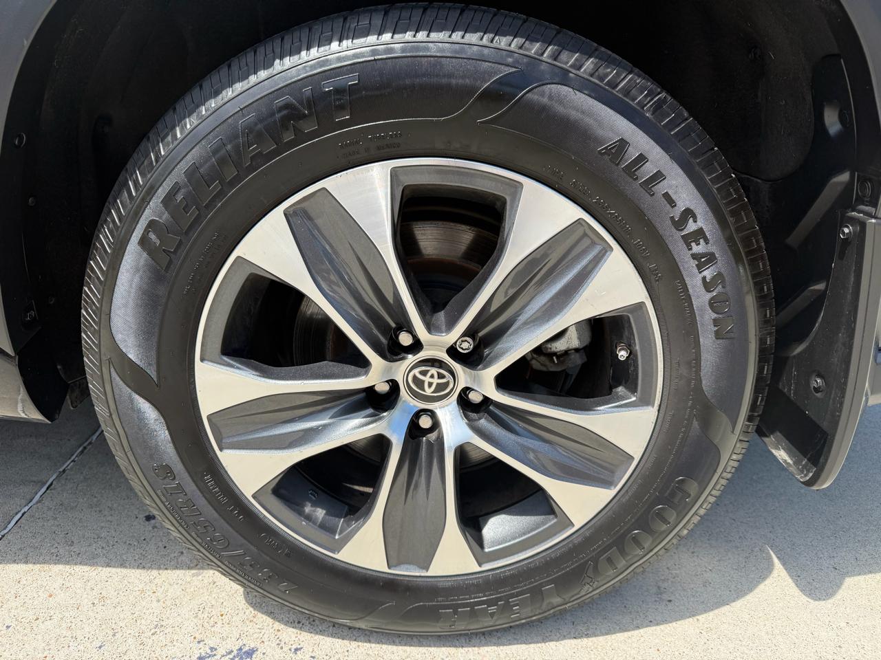 Toyota Highlander XLE 4D SUV AWD 2024