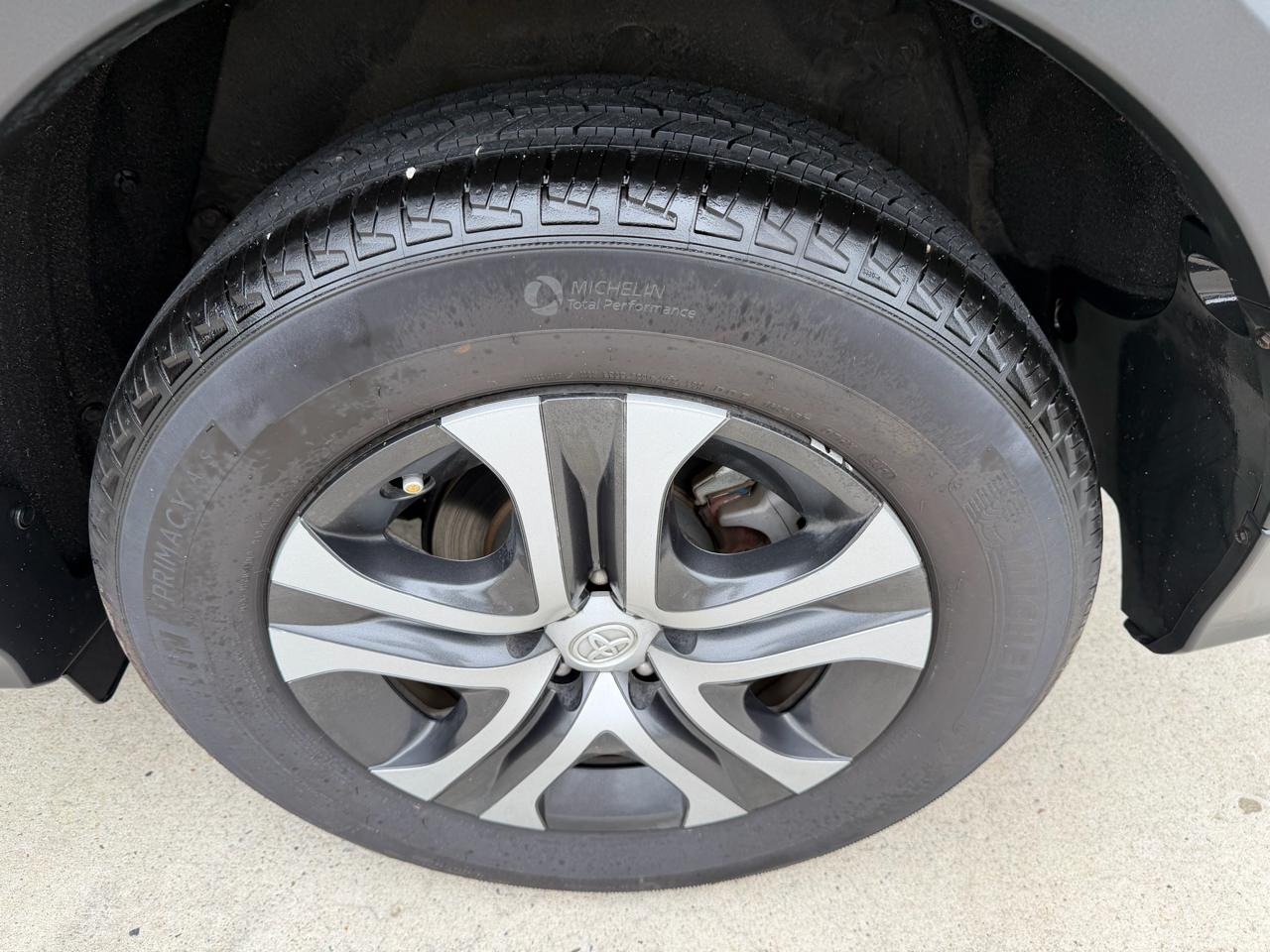 Toyota RAV4 LE FWD 2018