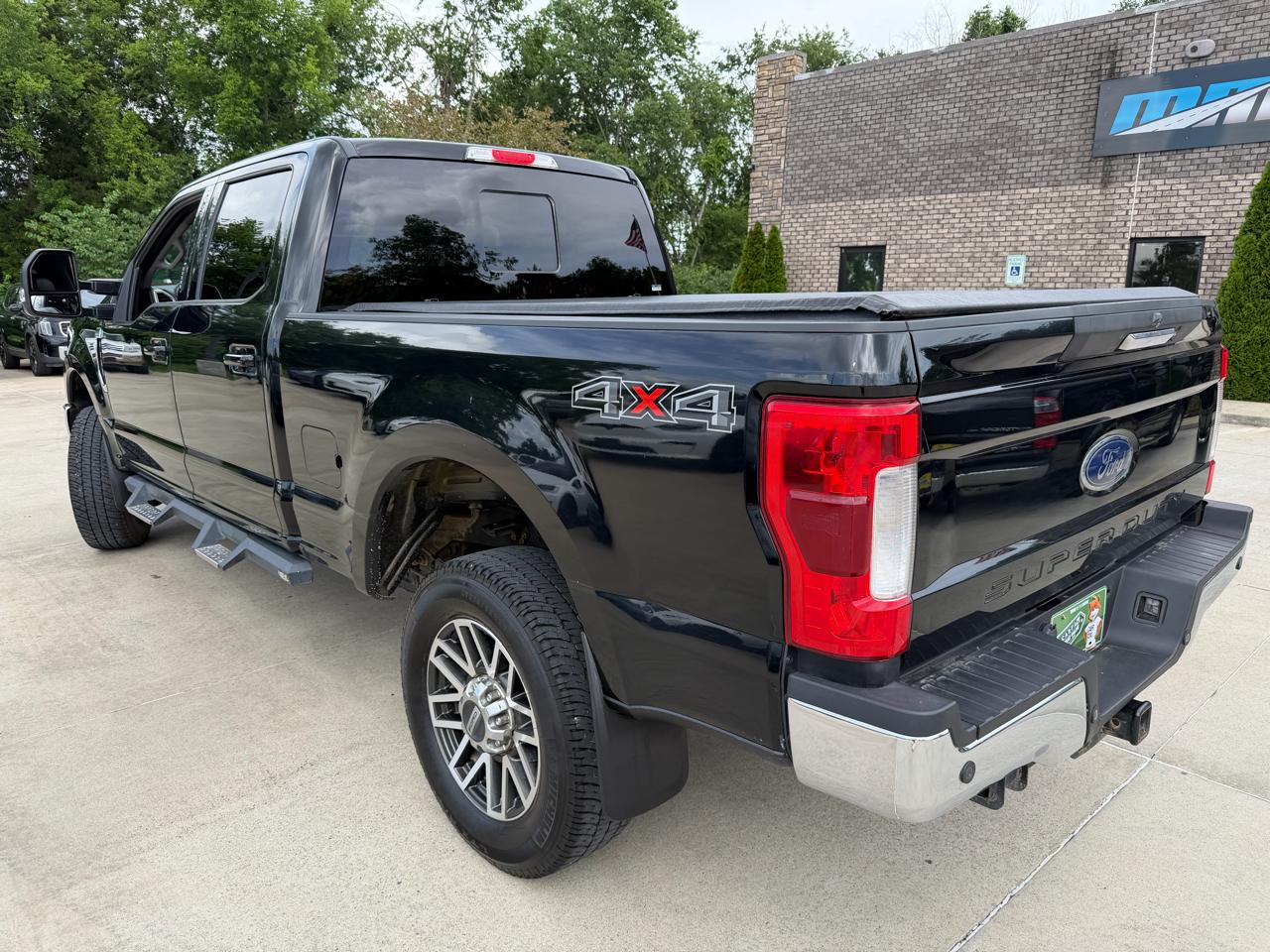 Ford Super Duty F-350 SRW Lariat 4WD Crew Cab 8' Box 2018