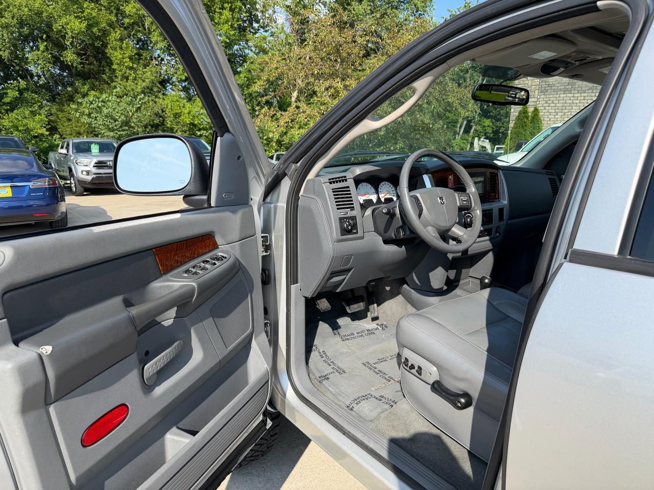 Dodge Ram 2500 4dr Quad Cab 140.5 4WD SLT 2006