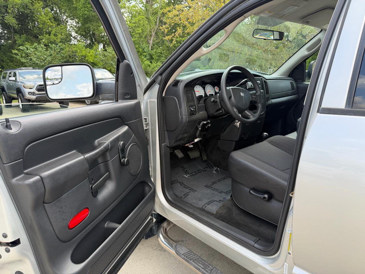 Dodge Ram 3500 4dr Quad Cab 160.5" WB DRW 4WD ST 2005
