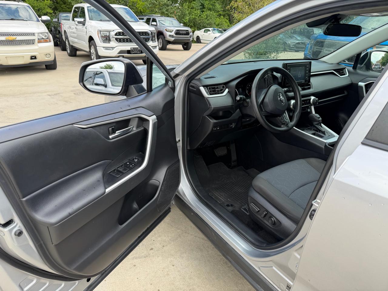 Toyota RAV4 XLE FWD 2021