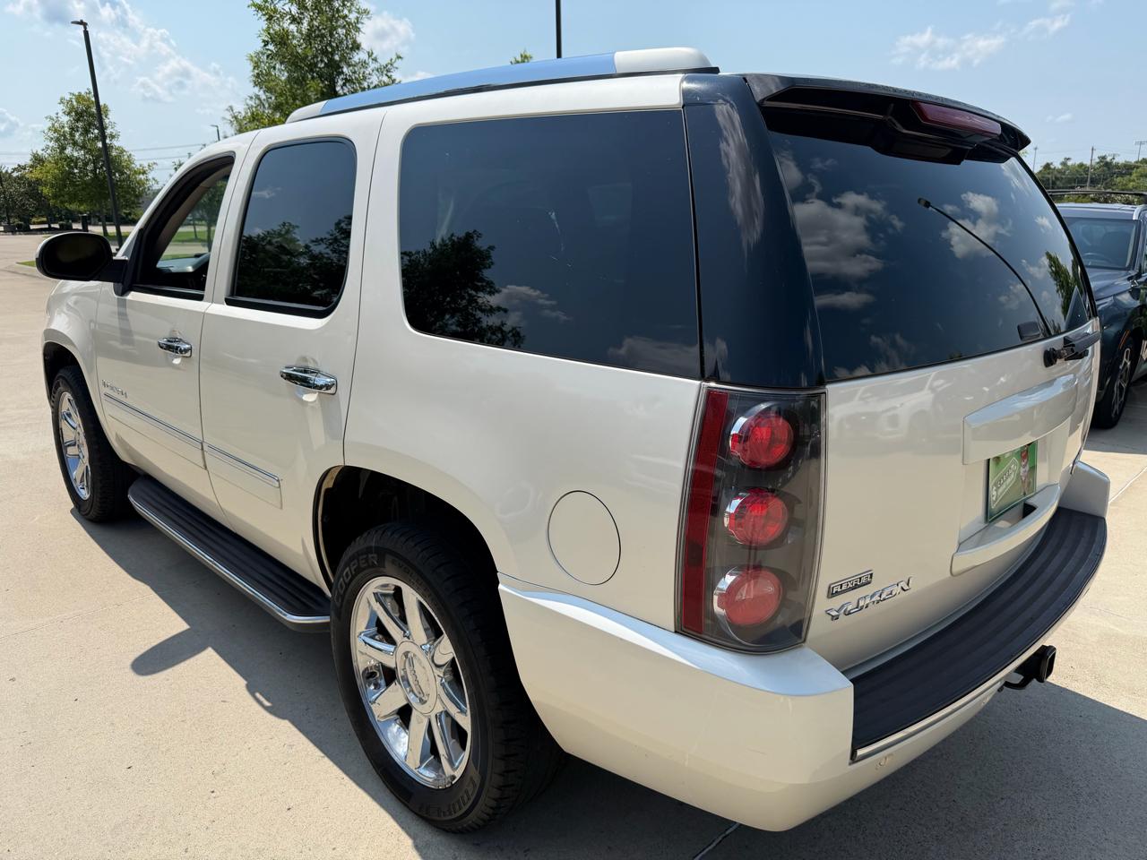 GMC Yukon Denali 2WD 4dr 2009
