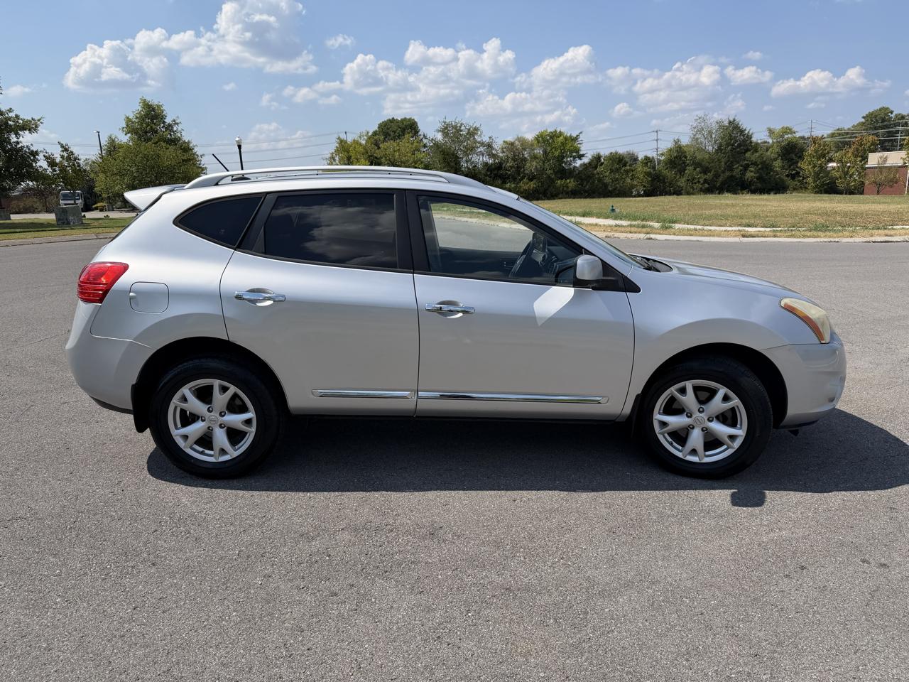 Nissan Rogue FWD 4dr SV 2011