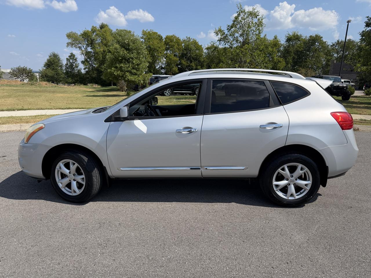 Nissan Rogue FWD 4dr SV 2011