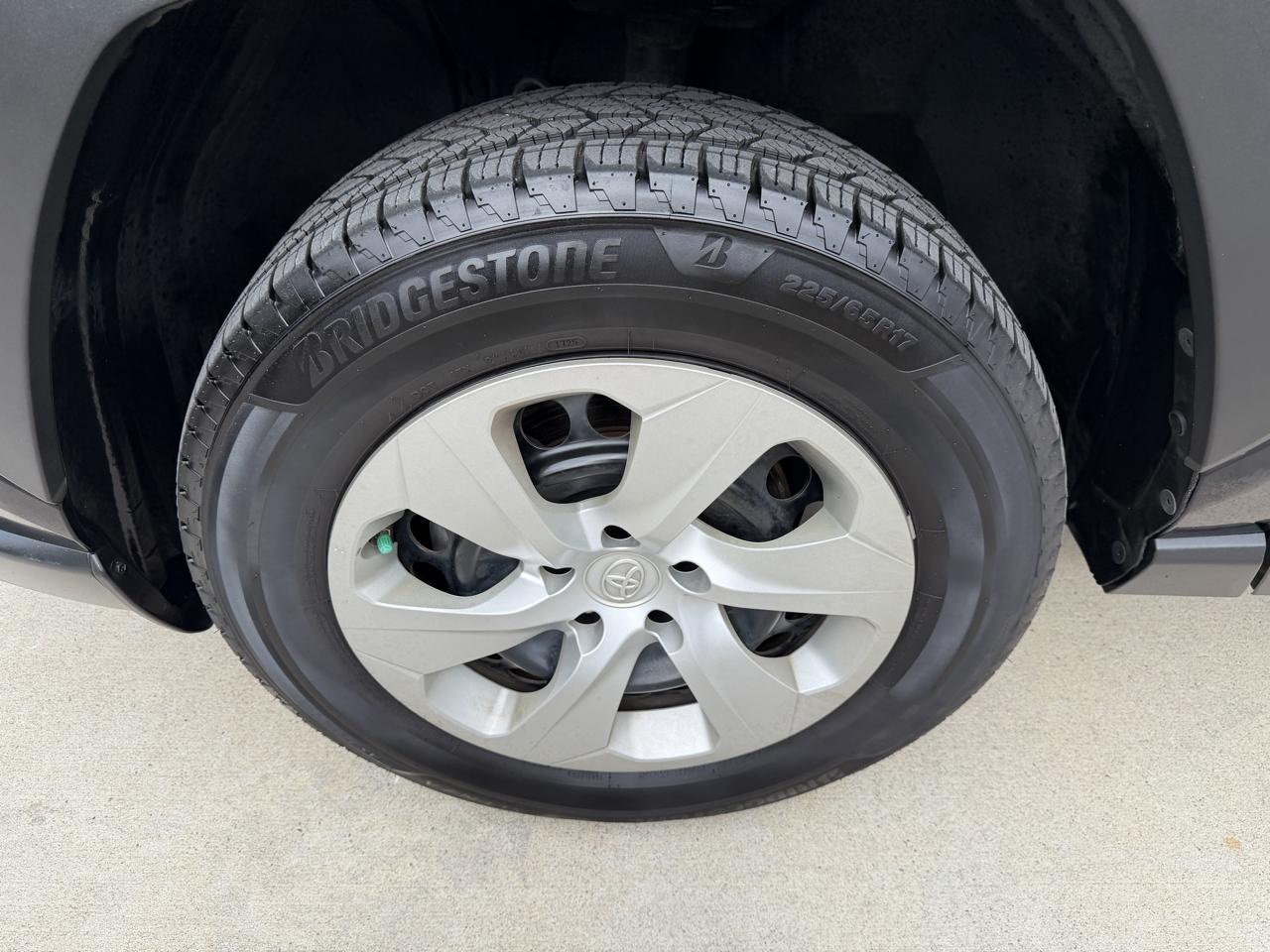 Toyota RAV4 LE AWD 2019