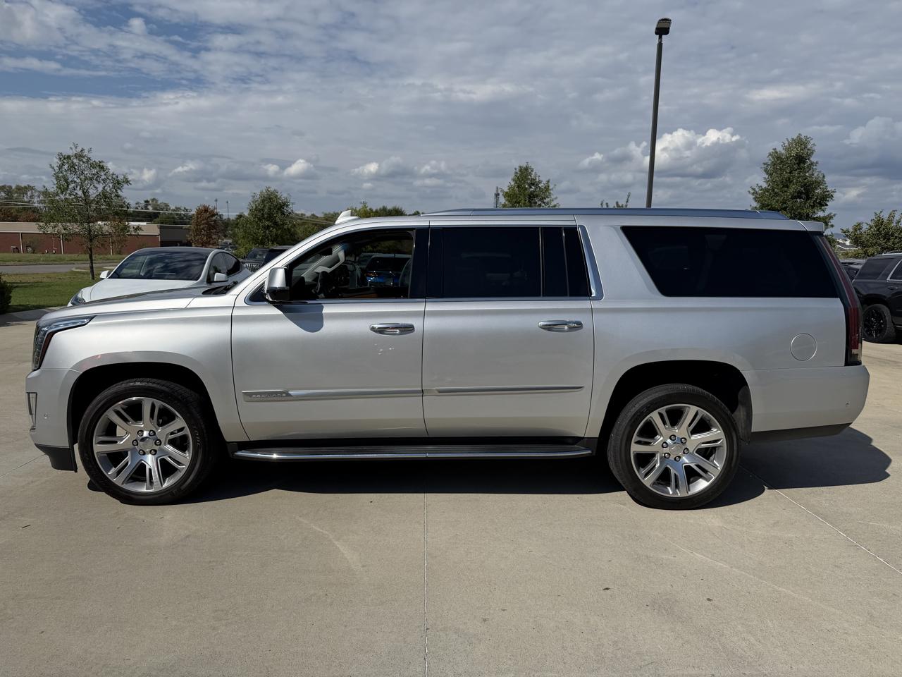 Cadillac Escalade ESV 4WD 4dr Luxury 2017