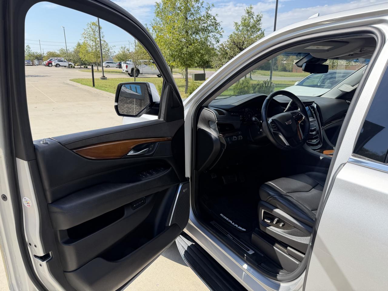 Cadillac Escalade ESV 4WD 4dr Luxury 2017