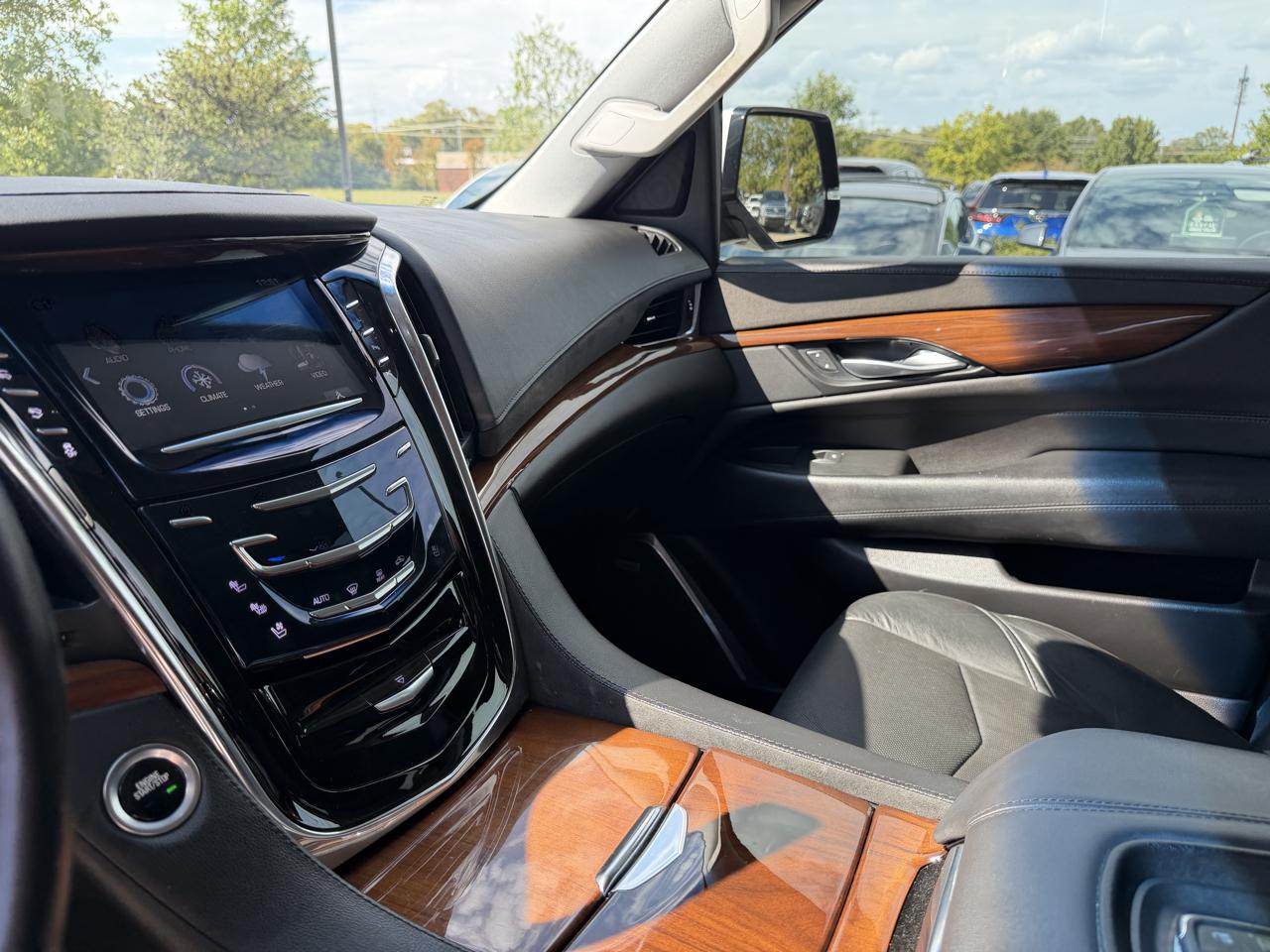 Cadillac Escalade ESV 4WD 4dr Luxury 2017