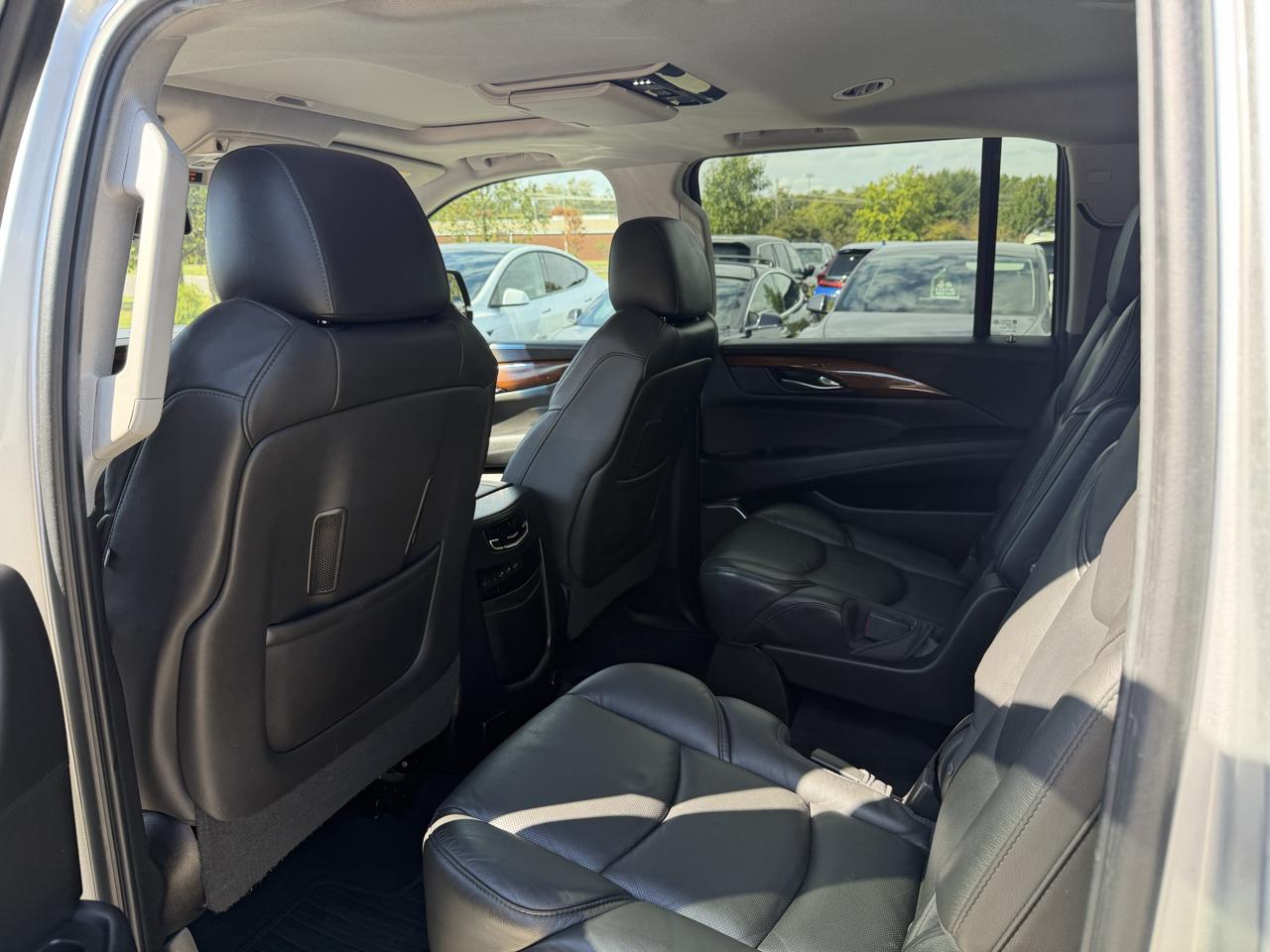 Cadillac Escalade ESV 4WD 4dr Luxury 2017