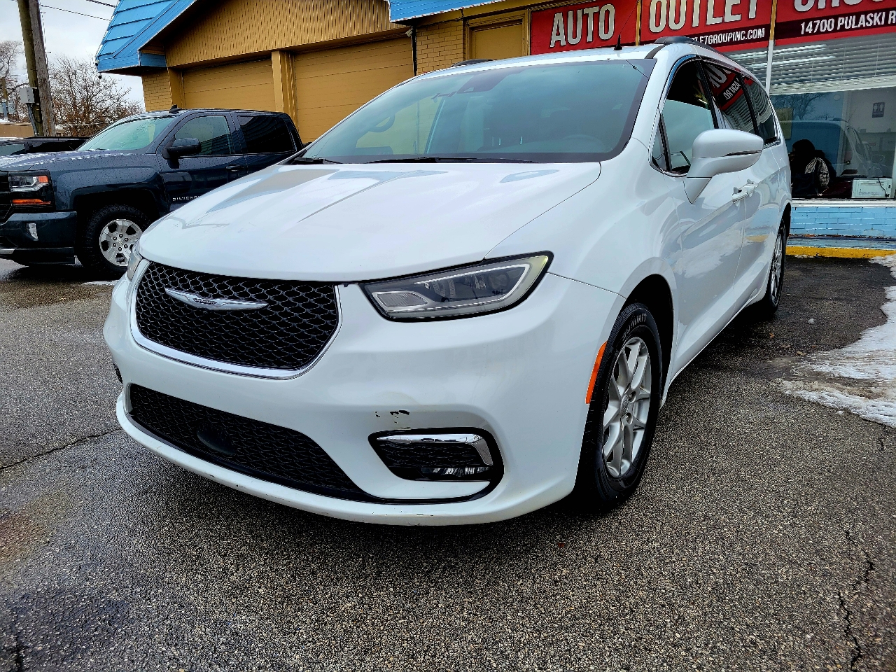 2022 Chrysler Pacifica Touring photo 3