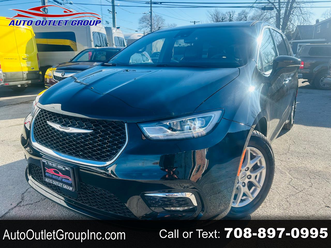 2025 Chrysler Pacifica Select's photo