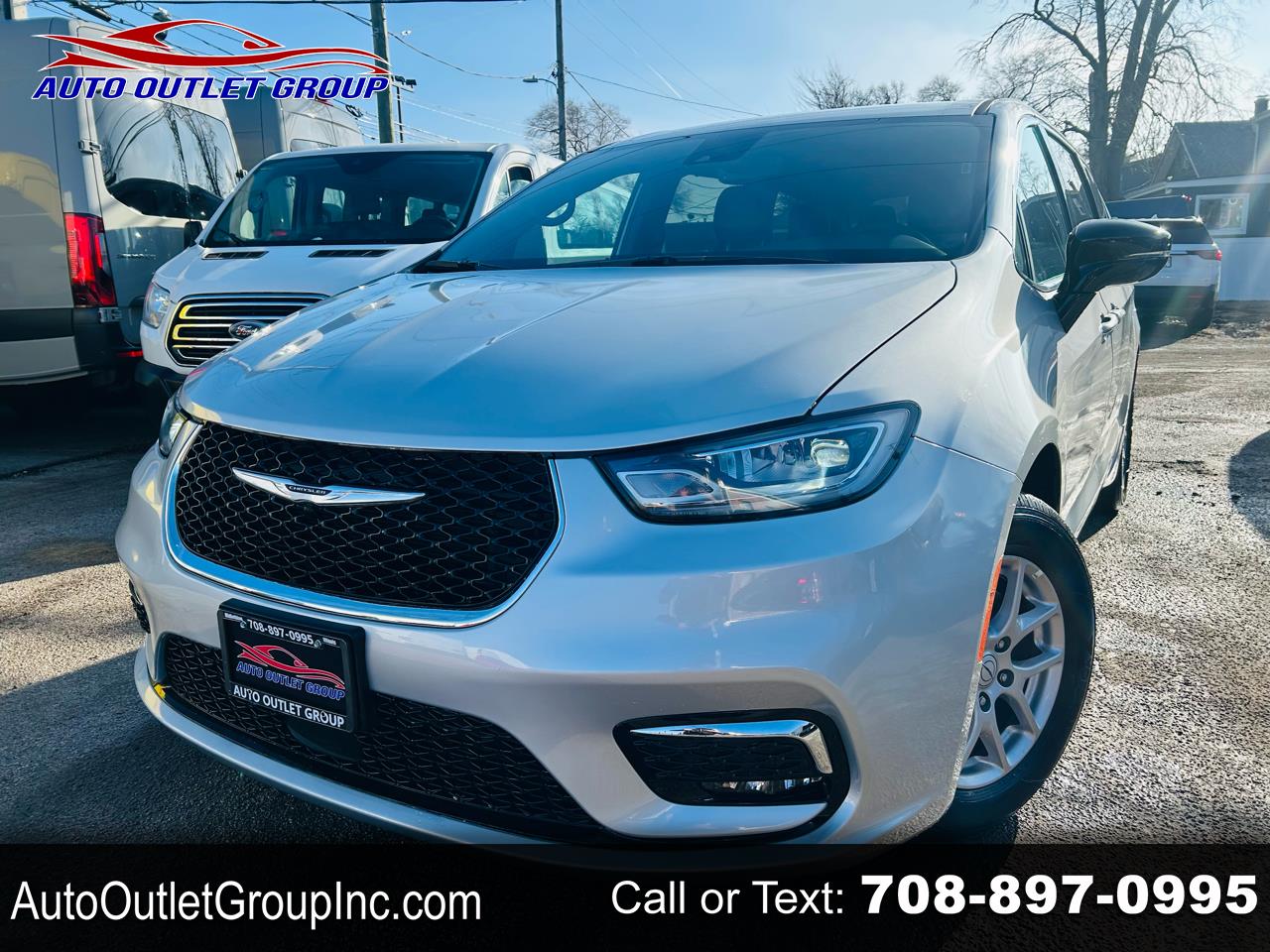 2026 Chrysler Pacifica Select's photo