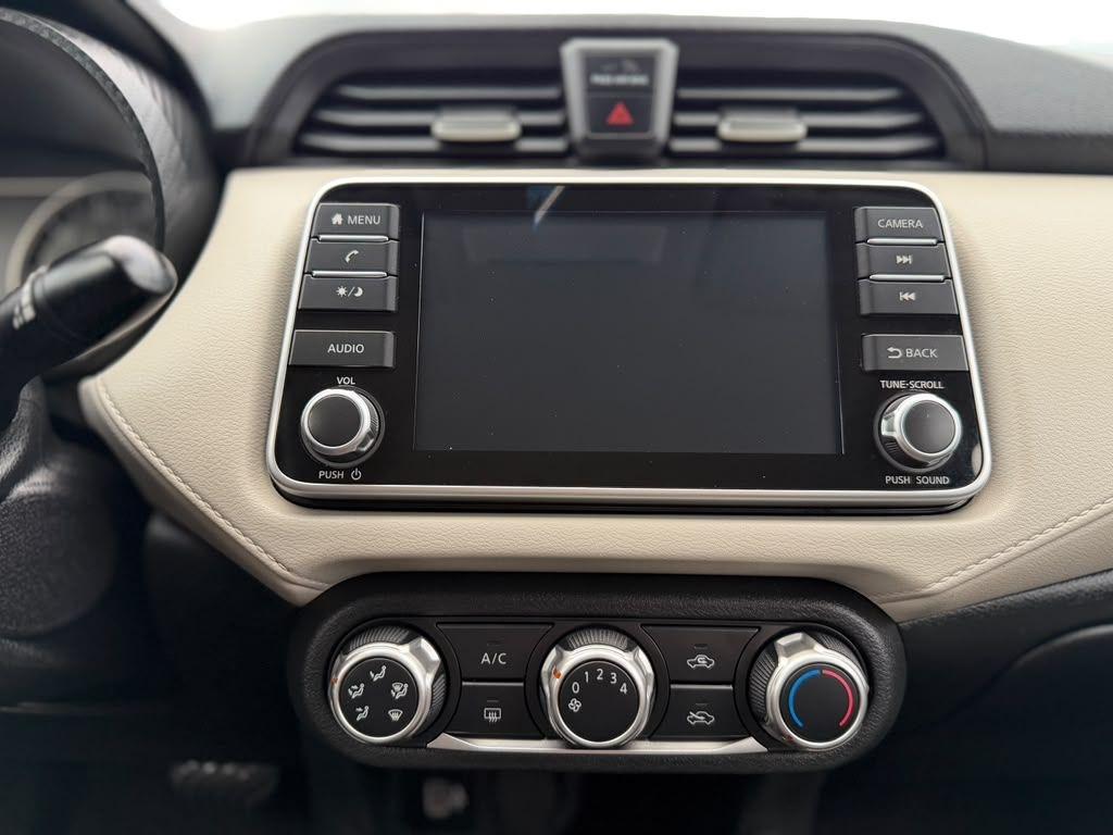Nissan Versa  2021