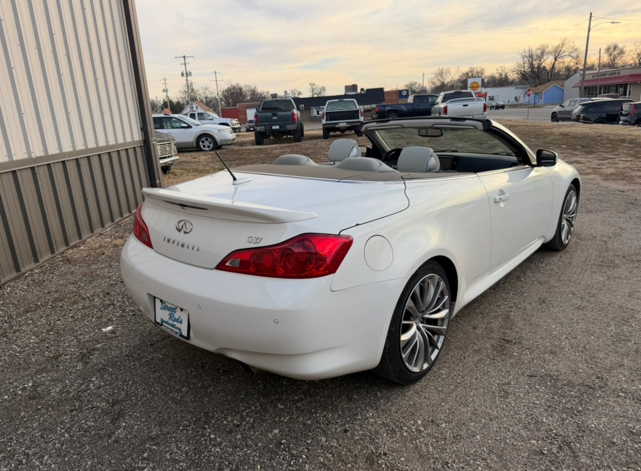 Infiniti G Convertible Base 2011