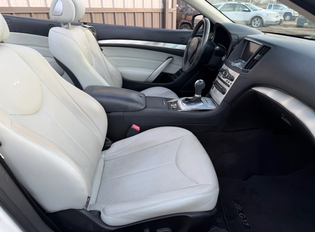 Infiniti G Convertible Base 2011