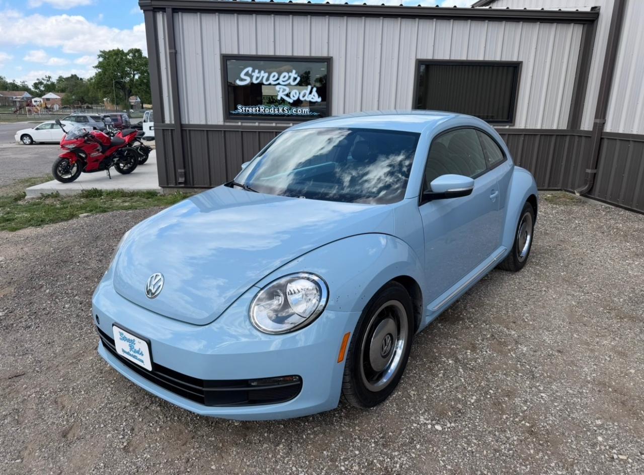 Volkswagen Beetle 2.5L w/Sunroof Sound & Nav 2012