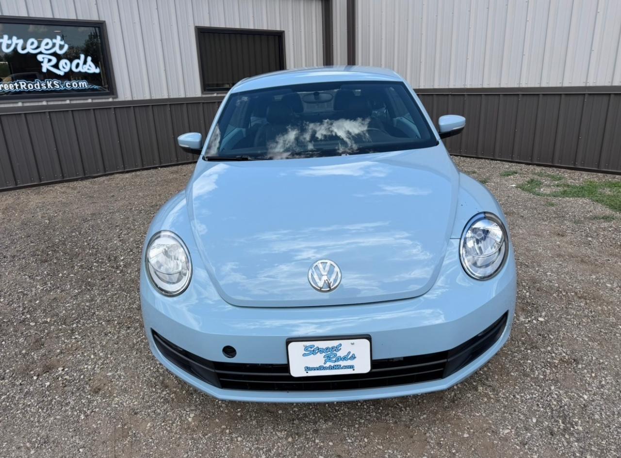 Volkswagen Beetle 2.5L w/Sunroof Sound & Nav 2012