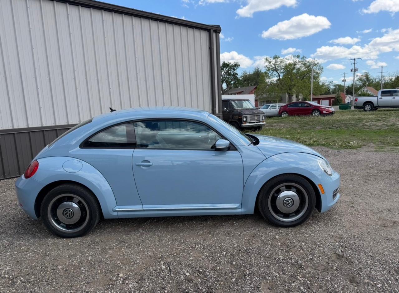 Volkswagen Beetle 2.5L w/Sunroof Sound & Nav 2012
