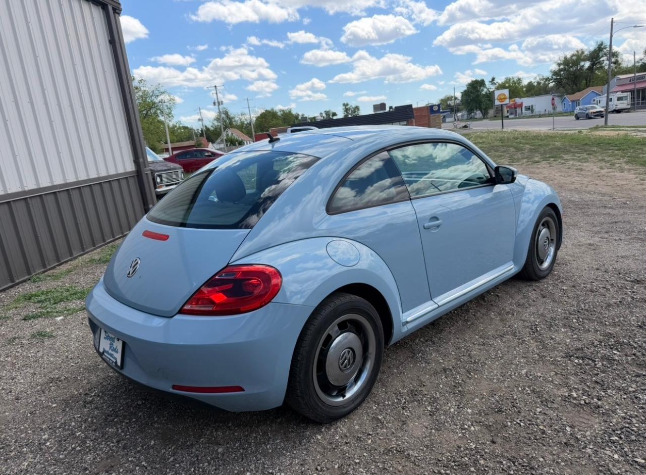 Volkswagen Beetle 2.5L w/Sunroof Sound & Nav 2012