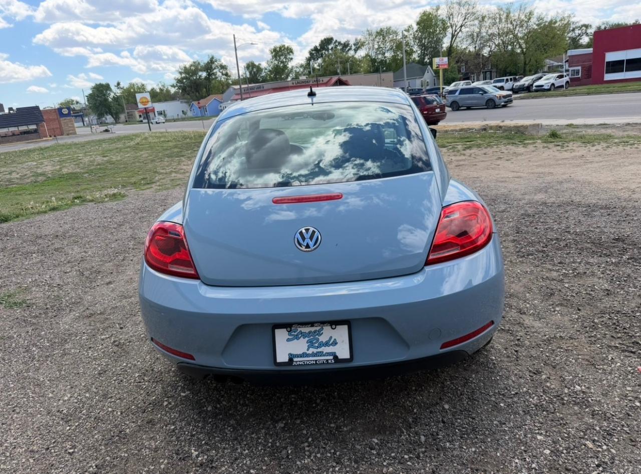 Volkswagen Beetle 2.5L w/Sunroof Sound & Nav 2012