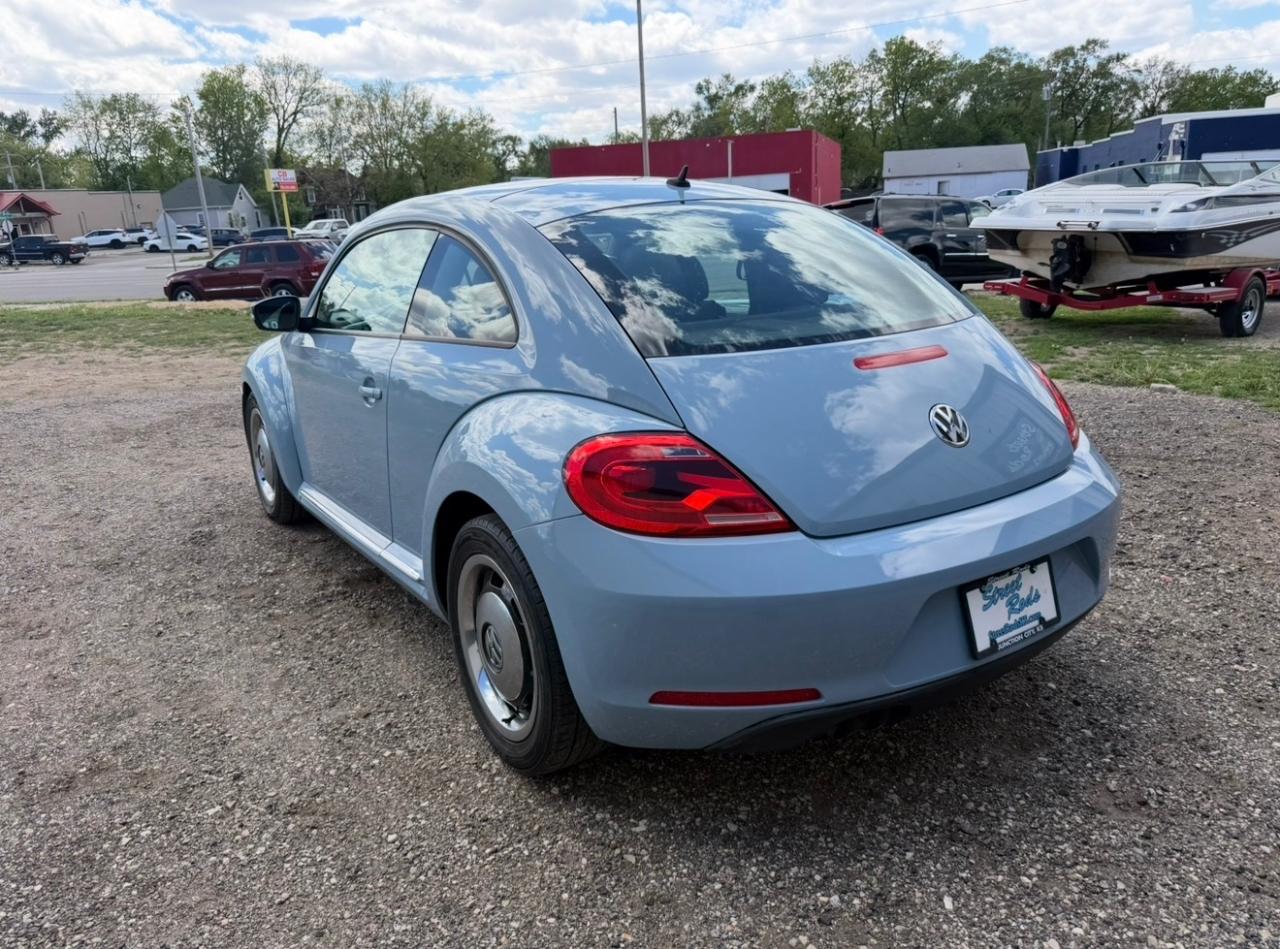 Volkswagen Beetle 2.5L w/Sunroof Sound & Nav 2012