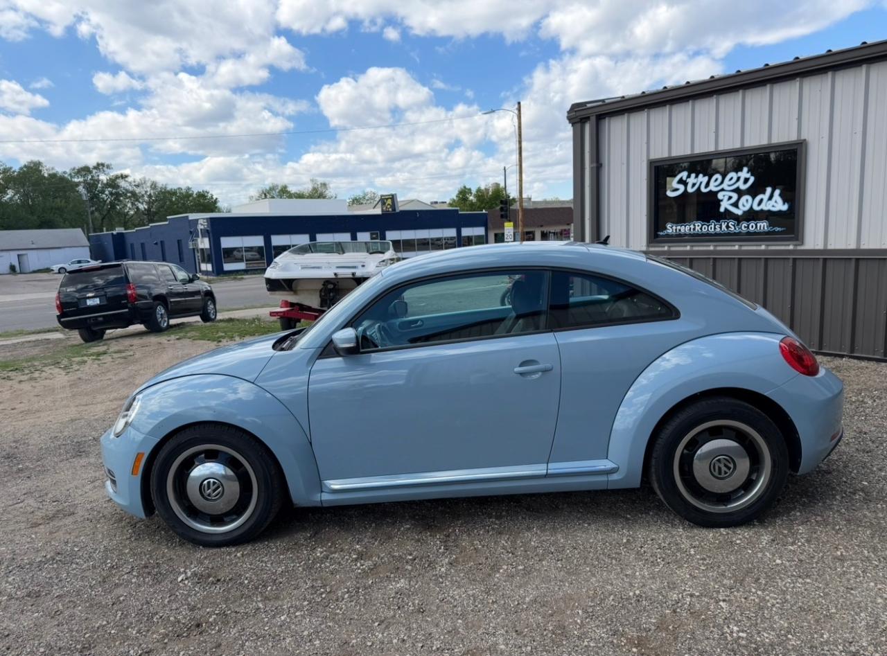 Volkswagen Beetle 2.5L w/Sunroof Sound & Nav 2012