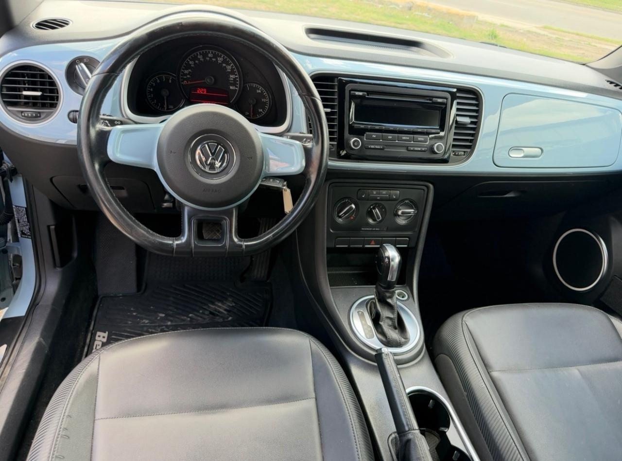 Volkswagen Beetle 2.5L w/Sunroof Sound & Nav 2012