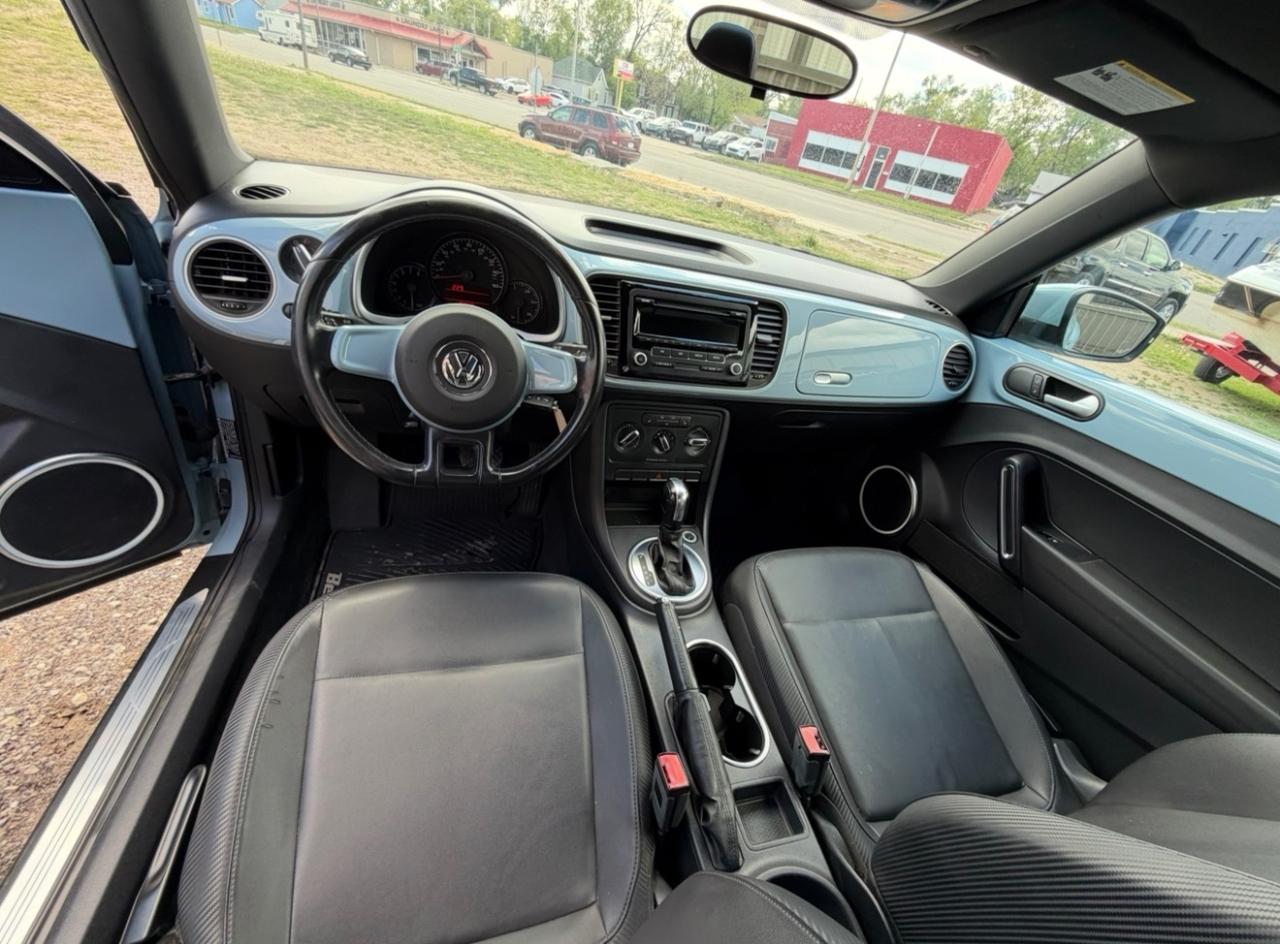 Volkswagen Beetle 2.5L w/Sunroof Sound & Nav 2012