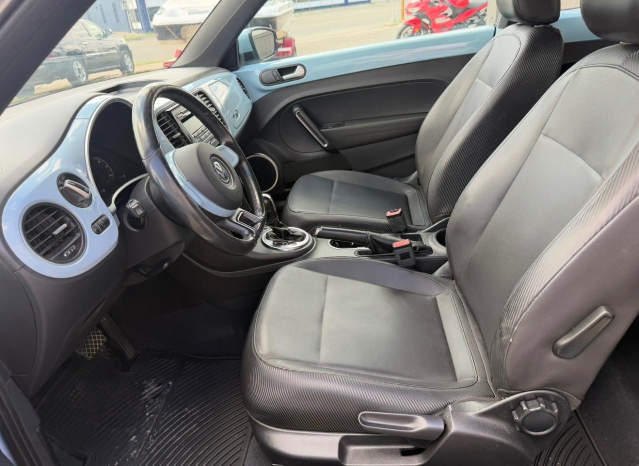 Volkswagen Beetle 2.5L w/Sunroof Sound & Nav 2012