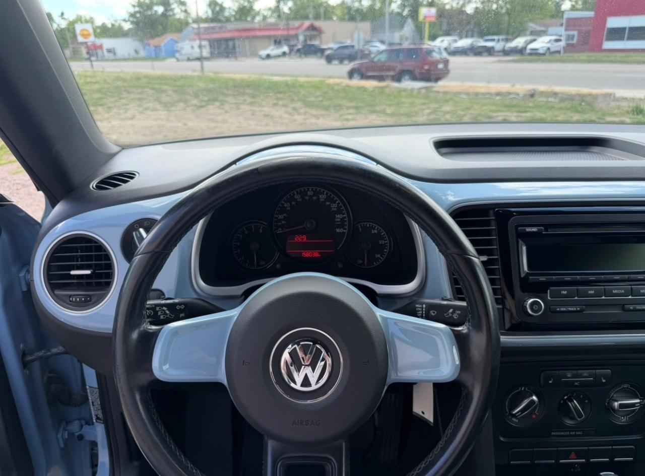 Volkswagen Beetle 2.5L w/Sunroof Sound & Nav 2012