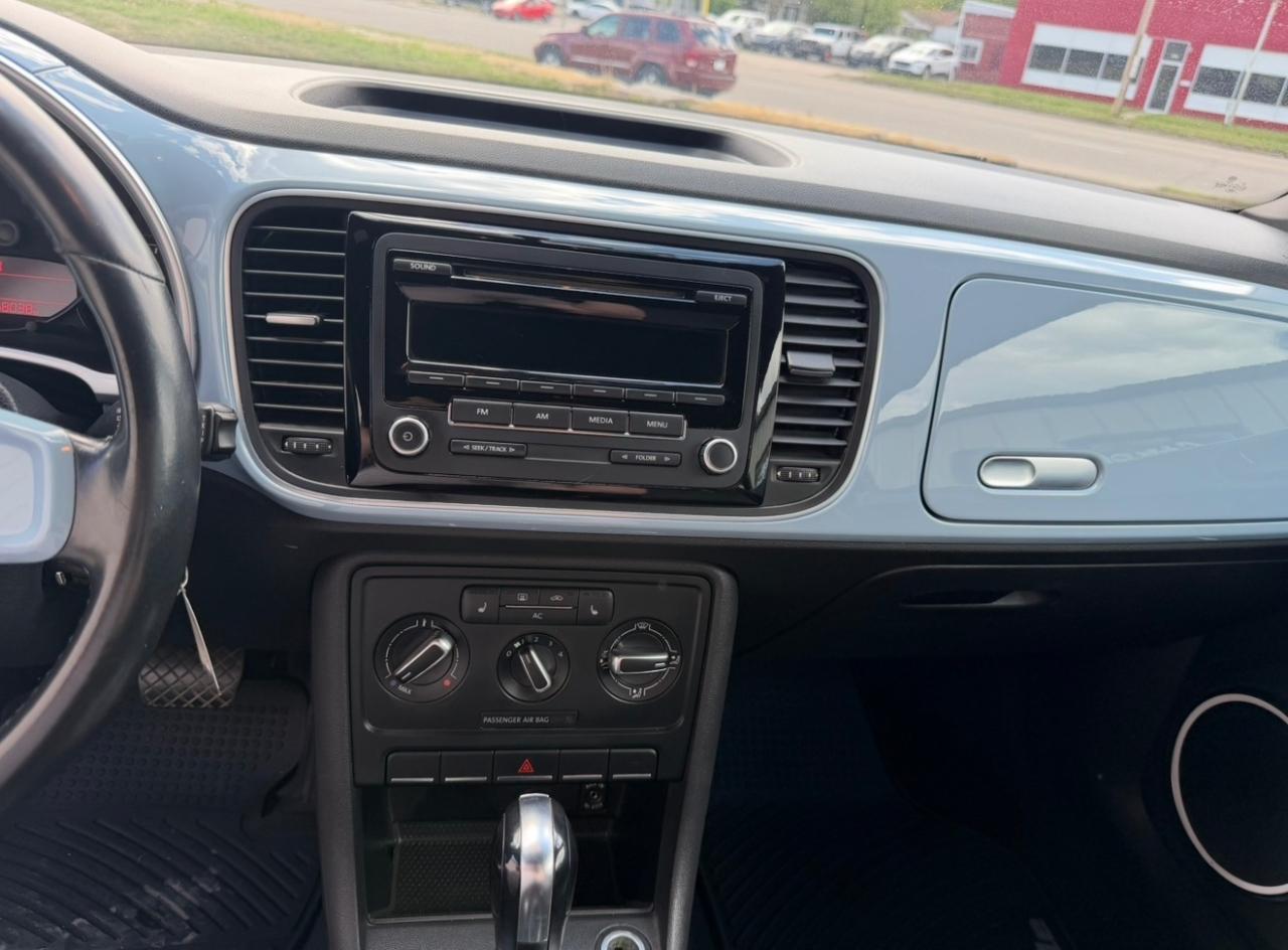 Volkswagen Beetle 2.5L w/Sunroof Sound & Nav 2012
