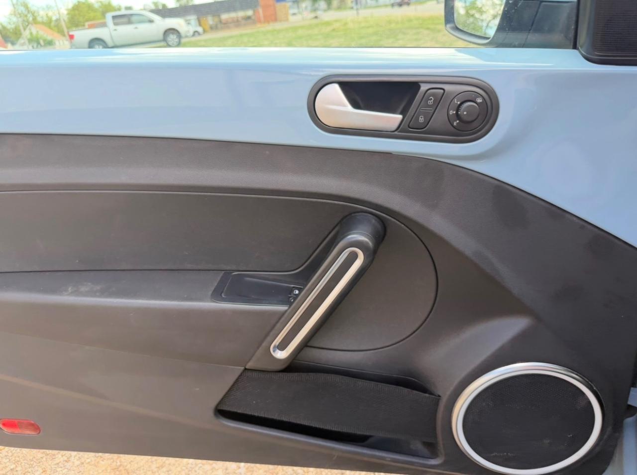 Volkswagen Beetle 2.5L w/Sunroof Sound & Nav 2012