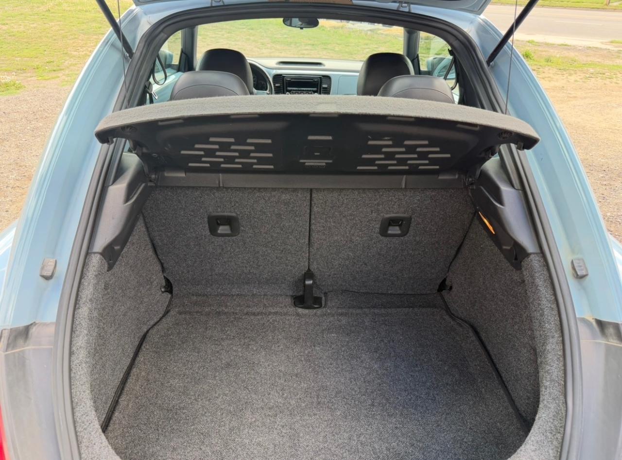 Volkswagen Beetle 2.5L w/Sunroof Sound & Nav 2012